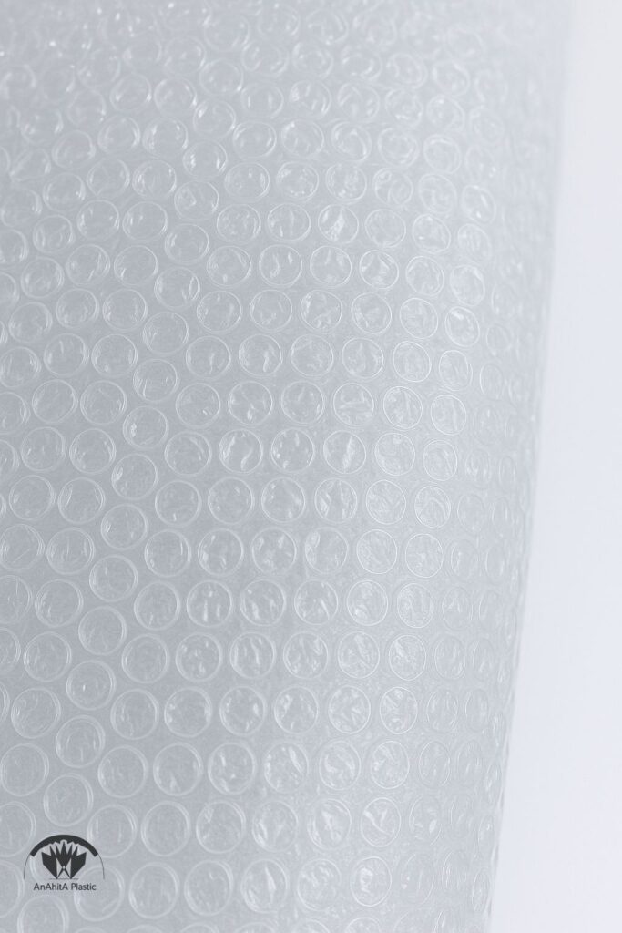 نایلون حبابدار چیست کلوزآپ ساختار حباب‌های هوا روی رول صنعتی