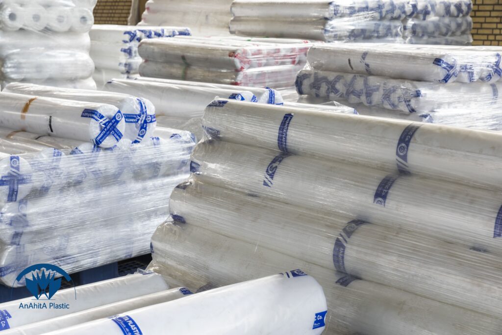 رول های نایلون عریض درجه یک روی پالت در سالن تولید با خط اکسترودر 3 لایه